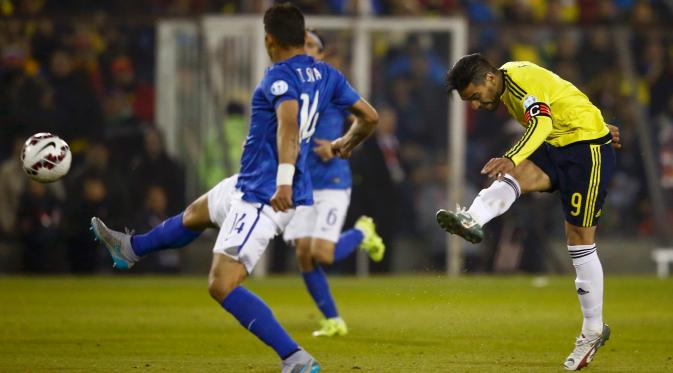Penyerang Kolombia, Radamel Falcao menendang bola melewati bek Brasil Thiago Silva saat pertandingan Copa Amerika 2015 di Estadio Monumental, Santiago, Chile, Kamis (18/6/2015). Kolombia menang 1-0 atas Brasil. (REUTERS/Ricardo Moraes)