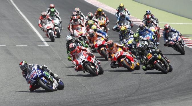 Jorge Lorenzo of Spain leads the pack during the first lap of the Catalunya Grand Prix in Montmelo, near Barcelona, Spain June 14, 2015. REUTERS/Gustau Nacarino