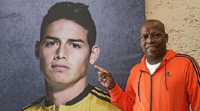 Faustino Asprilla saat berpose di depan foto James Rodriguez (Marca.com)