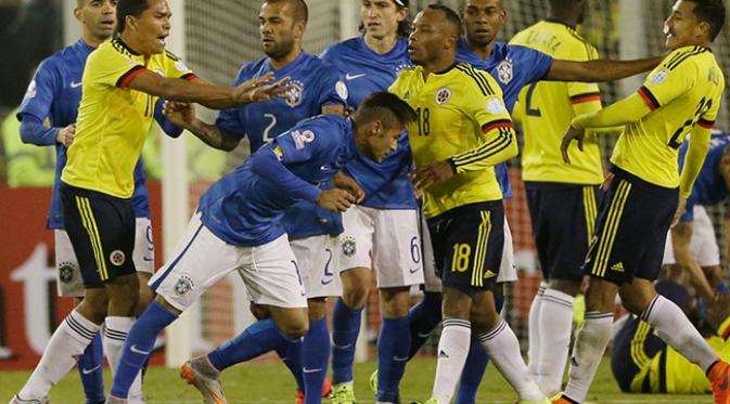 Carlos Bacca mendorong Neymar. (AP Photo/Ricardo Mazalan)