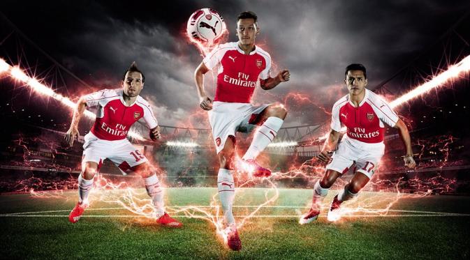 Penggawa Arsenal seperti Santi Carzola, Mezut Ozil, dan Alexis Sanchez memamerkan jersey terbaru Arsenal musim 2015-2016. (Arsenal)