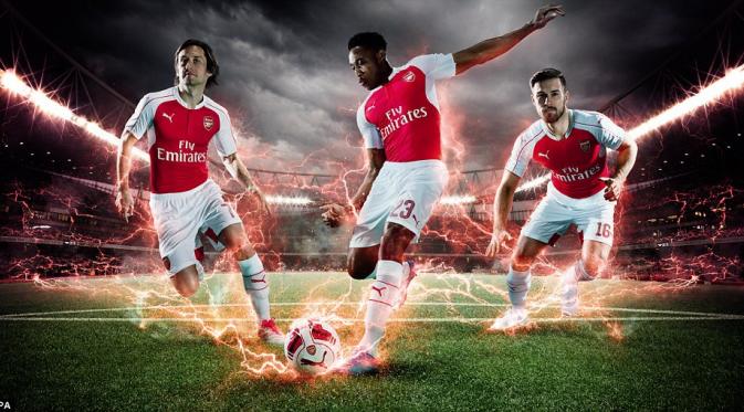 Penggawa Arsenal seperti Danny Welbeck, Aaron Ramsey, Thomas Rosicky memamerkan jersey terbaru Arsenal musim 2015-2016. (Arsenal)