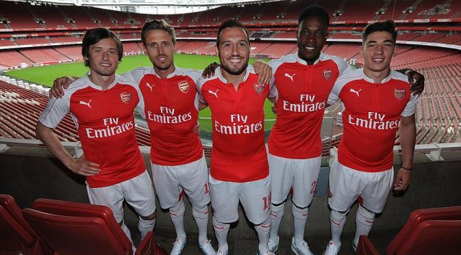 Penggawa Arsenal memamerkan jersey terbaru Arsenal musim 2015-2016 di Emirates Stadium. (Arsenal)