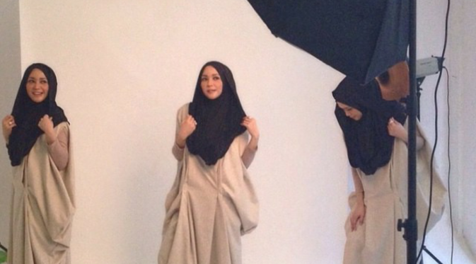 Biasanya tampil seksi, kini artis-artis ini kenakan hijab sambut Ramadan.