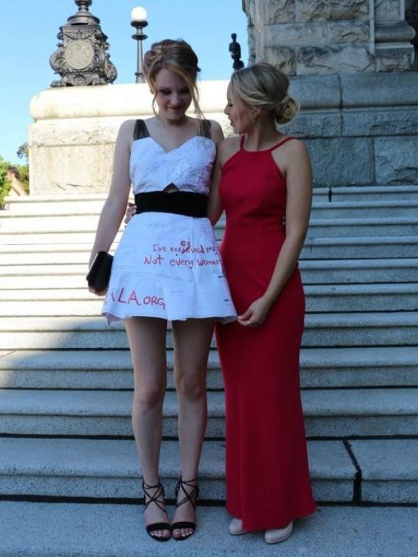 Ini dia gadis yang kenakan Gaun Daur Ulang ke Pesta Prom