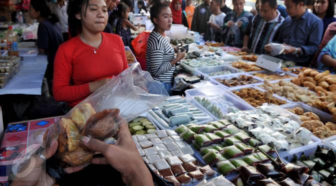 Pasar musiman yang buka setiap bulan Ramadan ini menyajikan makanan untuk berbuka puasa dengan harga yang bervariasi Tampak beberapa warga sedang memilih camilan untuk berbuka puasa di Pasar Benhil, Jakarta, Kamis (18/6/2015). (Liputan6.com/Johan Tallo)