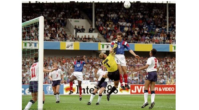 Laurent Blanc saat beraksi di Euro U-21 tahun 1988 (Daily Mail)