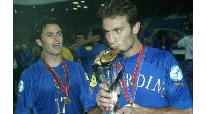 Alberto Gilardino saat membawa timnas Italia U-21 menjadi Juara Euro U-21. (Daily Mail)