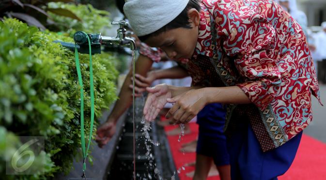 Sejumlah anak yatim mengambil air wudhu sebelum memasuki Istana Negara, Jakarta, Kamis (18/6/2015). Jokowi mengundang 400 anak yatim dari 12 panti asuhan yang ada di Jabodetabek untuk berbuka puasa bersama.(Liputan6.com/Faizal Fanani)