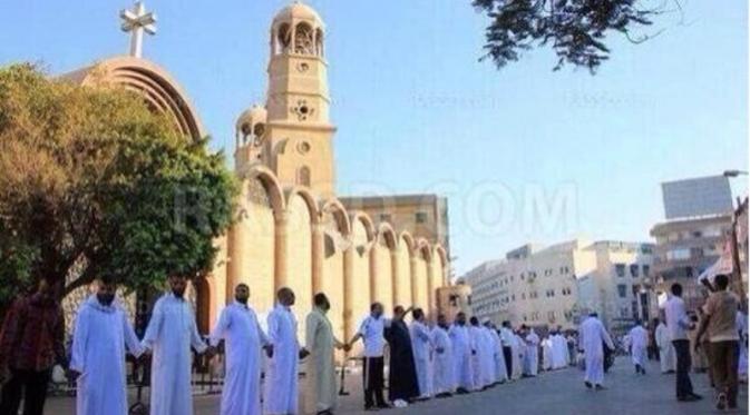 Umat Muslim menjaga gereja Kristen Koptik saat revolusi Mesir | via: buktidansaksi.com