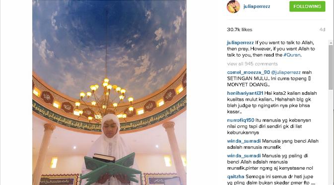 Foto Julia Perez yang sedang membaca Alquran di sebuah masjid. (via Instagram.com) 