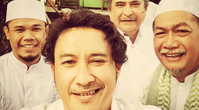 Deddy Mizwar selfie bersama pemain 'Para Pencari Tuhan Jilid 9'. Foto: Twitter (@aguskuncoroadi)