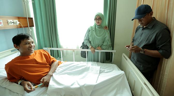 Muhammad Nasuha eks bek timnas menanti operasi The Anterior Cruciate Ligament  (ACL) di RS Royal Progress Jakarta Utara. Ia didampingi oleh Rahmad Darmawan dan istri. (Bola.com/Peksi Cahyo)