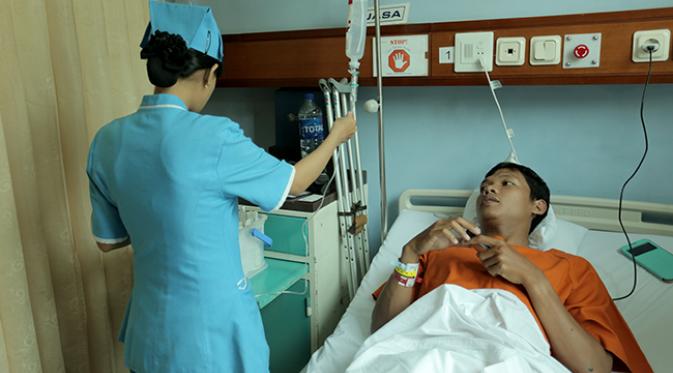 Muhammad Nasuha eks bek timnas menanti operasi The Anterior Cruciate Ligament  (ACL) di RS Royal Progress Sunter Jakarta Utara. (Bola.com/Peksi Cahyo)