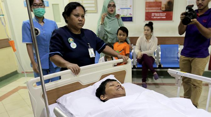 Muhammad Nasuha eks bek timnas usai menjalani operasi The Anterior Cruciate Ligament  (ACL) di RS Royal Progress Sunter Jakarta Utara. (Bola.com/Peksi Cahyo)