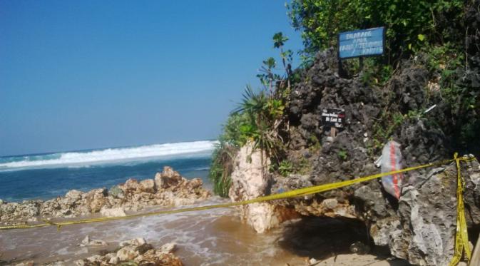 Kondisi tebing di Pantai Sadranan, Tepus, Gunungkidul, Yogyakarta, yang longsor. (Liputan6.com/Fathi Mahmud)