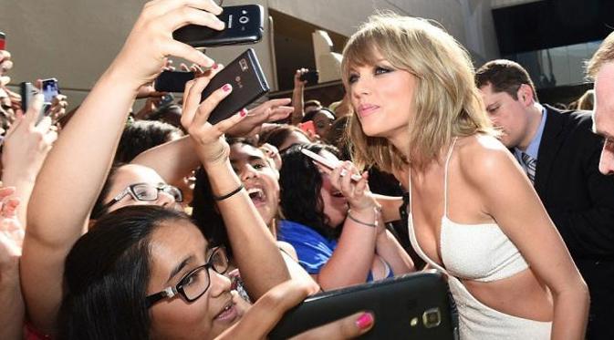 Taylor Swift menyapa fansnya. (foto: dailymail)
