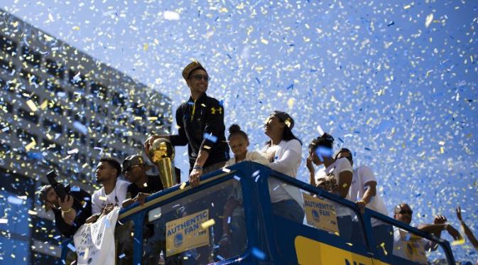 Parade Juara NBA 2015 Golden State Warriors di Kota Oakland, California, Sabtu (20/6).(AFP/Stephen Lam)