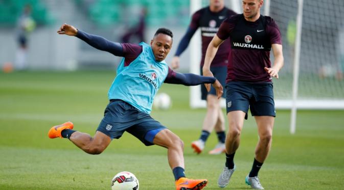 Nathaniel Clyne saat berlatih dengan Timnas Inggris (Reuters / John Sibley Livepic)