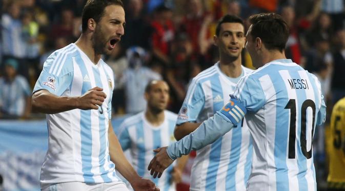 PECAH KEBUNTUAN - Gonzalo Higuain membawa Argentina memimpin 1-0 melawan Jamaika di partak ketiga Grup B Copa America 2015. (REUTERS/David Mercado)