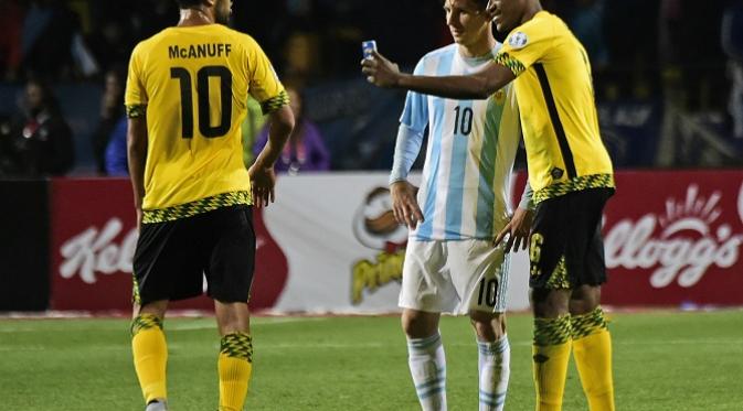 Pemain timnas Jamaikan, Deshorn Brown mengajak Messi berselfie seusai pertandingan