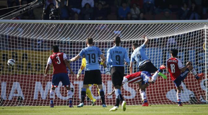 Copa America: Pemain Uruguay Jose Gimenez mencetak gol ke gawang Paraguay  (REUTERS/Marcos Brindicci)