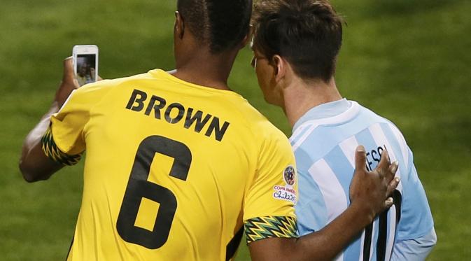 Lionel Messi diajak selfie pemain Jamaika DeShorn Brown di Estadio Sausalito in Vina del Mar, Chile (REUTERS/Rodrigo Garido)