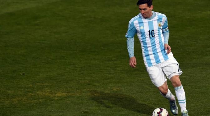 Salah satu aksi penyerang Argentina Lionel Messi, pada pertandingan Copa America, melawan Jamaika, di Vina del Mar, 20 Juni 2015. (AFP PHOTO / PABLO PORCIUNCULA)