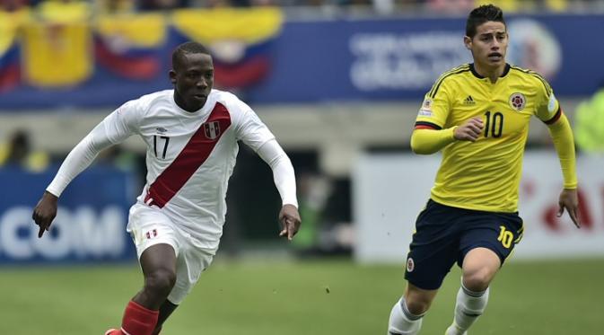 James Rodriguez (kanan) dibayangi bek Peru, Advincula (RODRIGO BUENDIA / AFP)