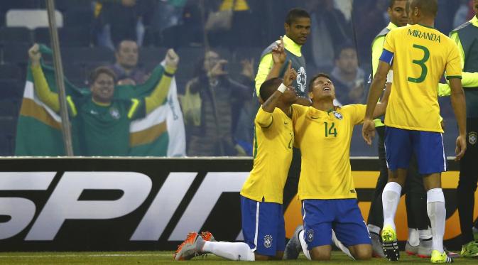 BERSIMPUH - Thiago Silva merayakan golnya ke gawang Venezuela dengan cara bersimpuh. (REUTERS/Ricardo Moraes)