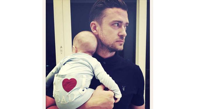 Justin Timberlake menggendong bayi Silas Randal. (foto: eonline)