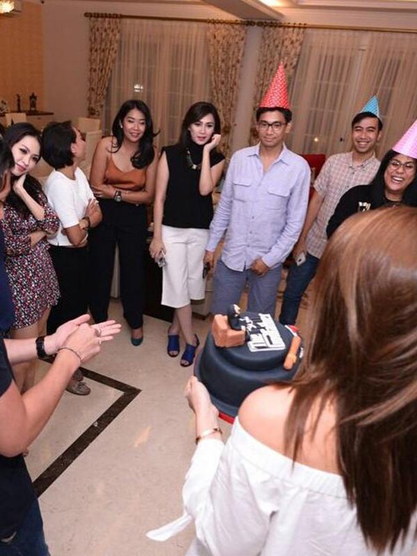 Luna Maya memperlihatkan foto suasana kejutan ulang tahun Reino Barack. (foto: instagram.com/lunamaya)