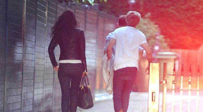 Niall Horan pulang ke rumahnya bersama seorang perempuan misterius. (foto: Mail Online)