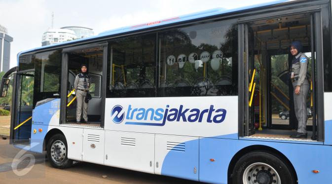 Petugas tampak berdiri di dalam Bus transjakarta bermerek Scania di Silang Monas, Jakarta, Senin (22/6/2015). Sebanyak 20 unit bus transjakarta bermerek Scania yang diluncurkan tepat di HUT ke-488 DKI Jakarta. (Liputan6.com/Herman Zakharia)  