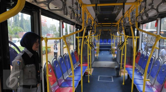 Bagian dalam Bus transjakarta bermerek Scania yang diluncurkan di Silang Monas, Jakarta, Senin (22/6/2015). Sebanyak 20 unit bus transjakarta bermerek Scania diluncurkan tepat di HUT ke-488 DKI Jakarta. (Liputan6.com/Herman Zakharia) 