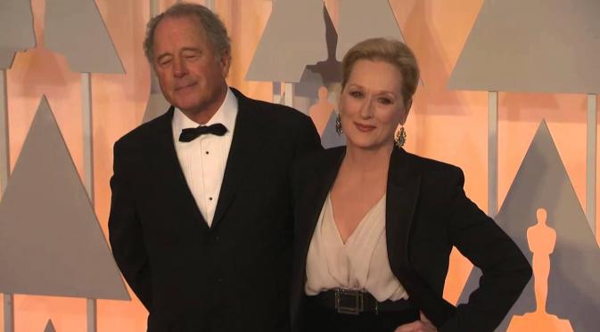 Meryl Streep dan suaminya pada karpet merah Oscar 2015. (screenslam)