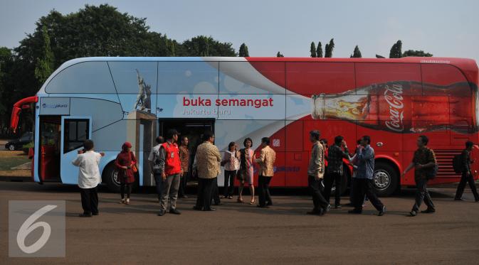 Pemerintah Provinsi DKI Jakarta mendapatkan kado di Hari Ulang Tahun Ke-488 Kota Jakarta, Senin (22/6/2015). Kado tersebut berupa sumbangan satu bus tingkat dari PT Coca-Cola Indonesia. (Liputan6.com/Herman Zakharia)