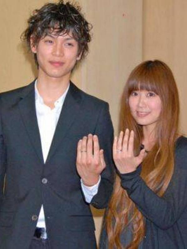Anak pertama Ayaka dan suaminya, aktor Hiro Mizushima telah lahir dengan jenis kelamin perempuan.