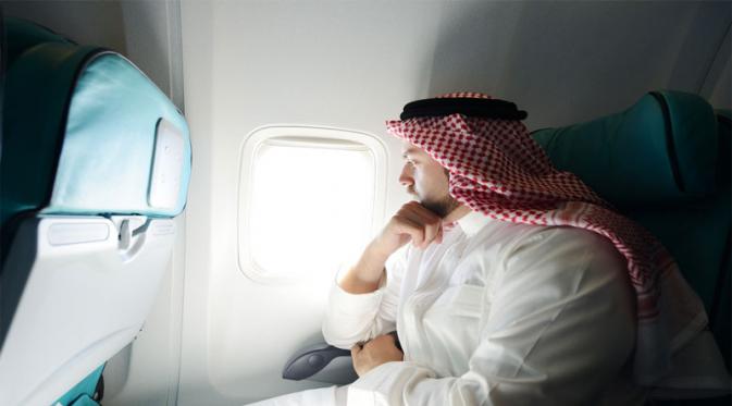 Ilustrasi pria muslim dalam pesawat | Via: timesofisrael.com