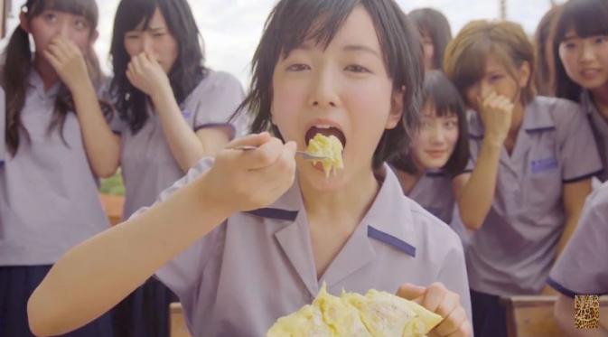 Salah satu personel NMB48 yang berani memakan buah durian tak lain adalah Ririka Suto, center untuk single Durian Shounen.