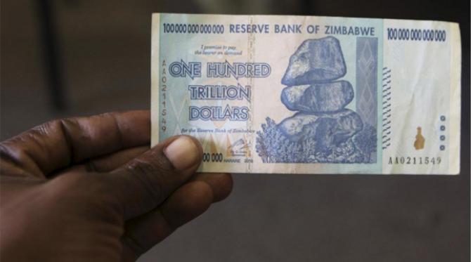 Di negara Zimbabwe yang terletak di Benua Afrika, uang sebanyak 100 triliun tidak ada artinya. 
