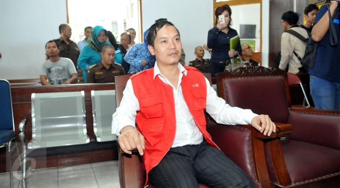 Perancang busana kondang, Hengki Kawilarang menjalani sidang perdana dengan agenda pembacaan dakwaan di PN Jakarta Selatan, Senin (22/6/2015). Hengki diduga telah menggelapkan uang sebesar Rp 1,6 miliar milik Jeng Ana. (Liputan6.com/Panji Diksana)