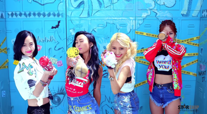 SISTAR dengan videoklip Shake It yang meraih perhatian publik dengan masuk ke chart Korea.