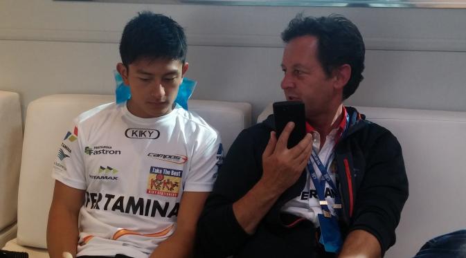 Rio Haryanto bersama Piers Hunnisett saat berada di ruang santai Campos Racing. (Bola.com/Reza Khomaini) 