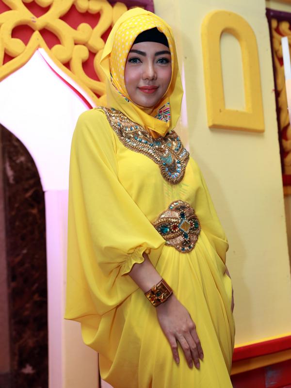 Mengubah penampilannya lebih tertutup bukan berarti Bella Shofie akan mengusung hijab di kepalanya. (Wimbarsana/Bintang.com)