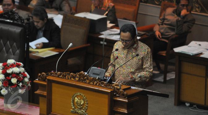 Ketua Panja UP2DP Totok Daryanto membacakan laporan saat Sidang Paripurna terkait peraturan UP2DP, Jakarta, Selasa (23/6/2015).  Dana Aspirasi akhirnya disahkan DPR. (Liputan6.com/Herman Zakharia)