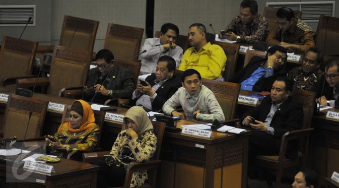 Pemandangan Sidang Paripurna terkait peraturan UP2DP, Jakarta, Selasa (23/6/2015).  Meski menuai pro-kontra, peraturan mekanisme Dana Aspirasi akhirnya disahkan DPR. (Liputan6.com/Herman Zakharia)