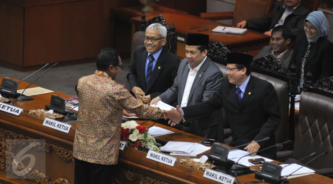 Fachri Hamzah (tengah) menerima laporan dari Ketua Panja UP2DP Totok Daryanto (kiri) saat Sidang Paripurna terkait peraturan UP2DP, Jakarta, Selasa (23/6/2015).  Dana Aspirasi akhirnya disahkan DPR. (Liputan6.com/Herman Zakharia)