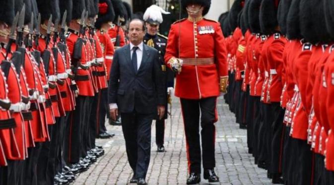 François Hollande di antara tentara Inggris | via: dunia.news.viva.co.id