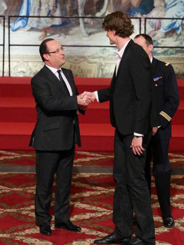 François Hollande bersama Yannick Agnel | via: purepeople.com